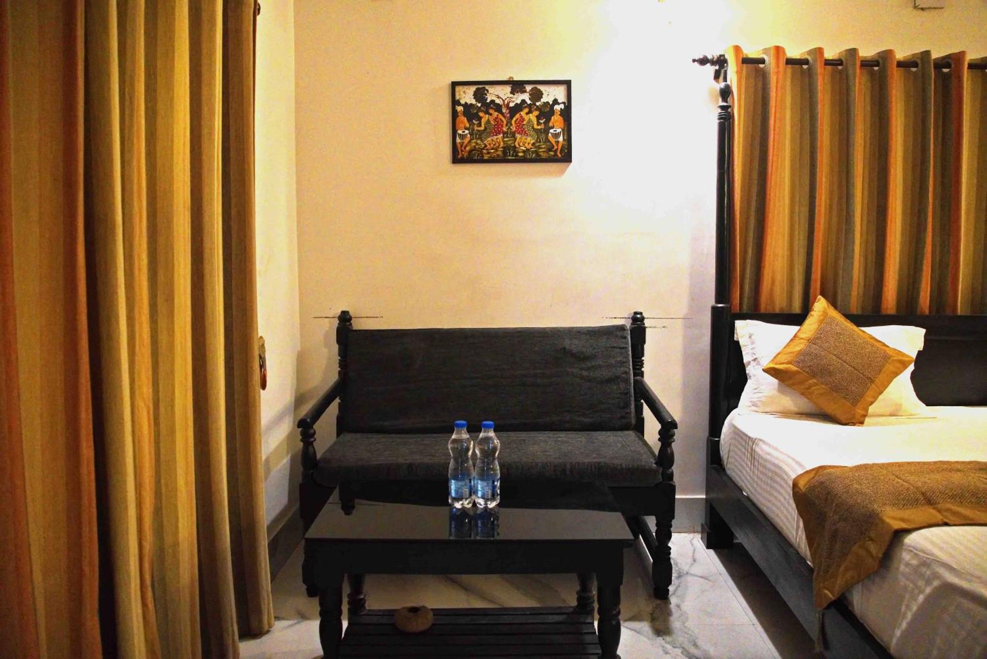 Raktokorobi Karu Gram Hotel Sri Niketan Exterior photo